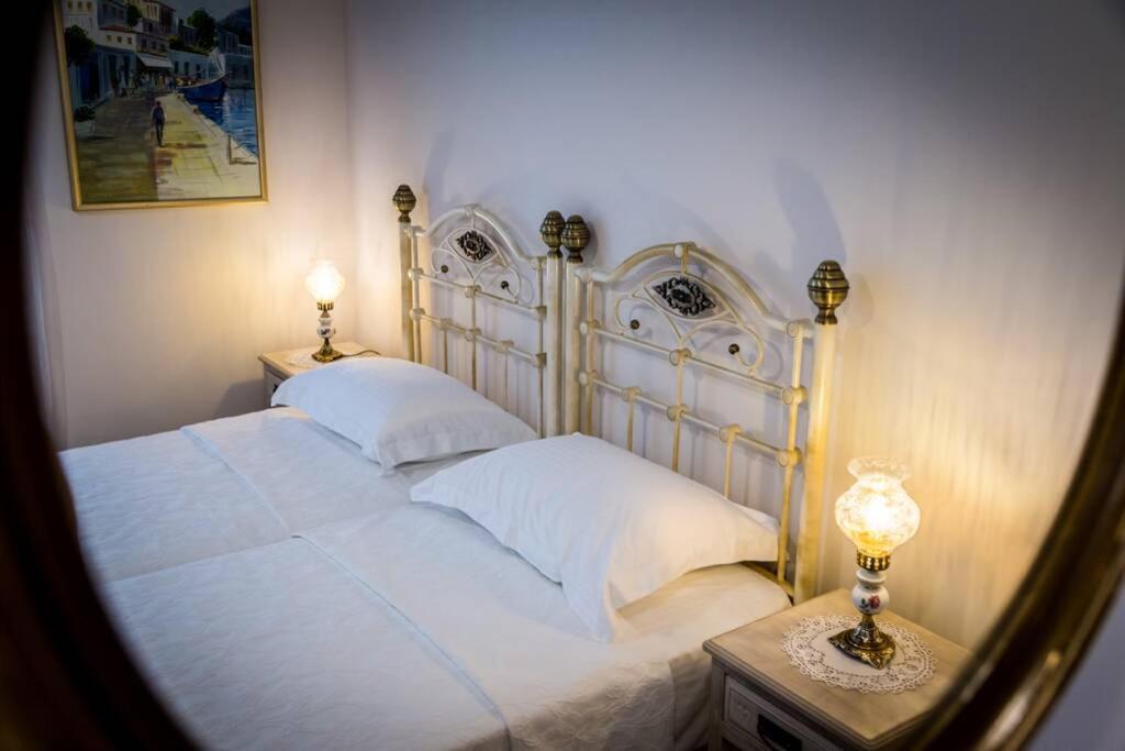Neoclassical Apartment With 2 Bedrooms In 피레아스 외부 사진