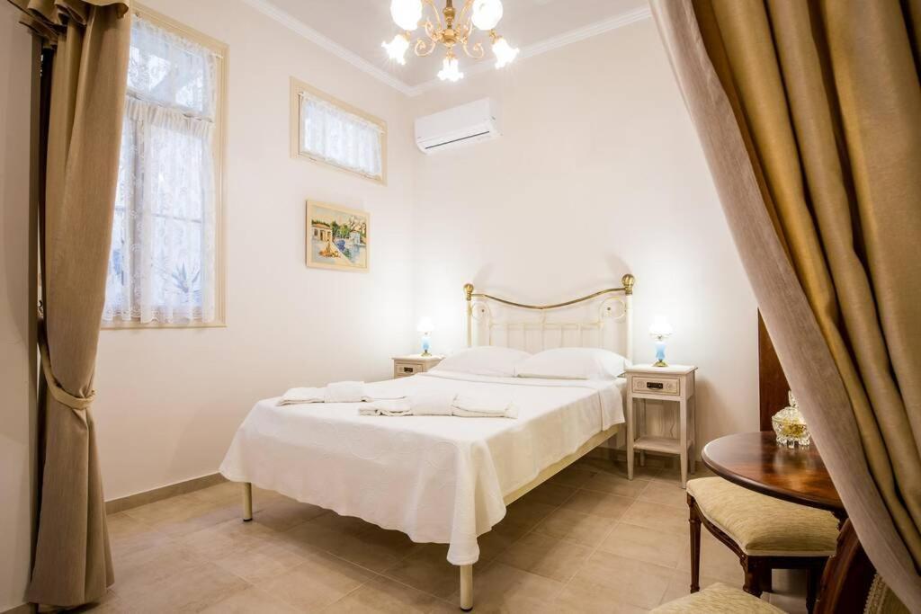 Neoclassical Apartment With 2 Bedrooms In 피레아스 외부 사진