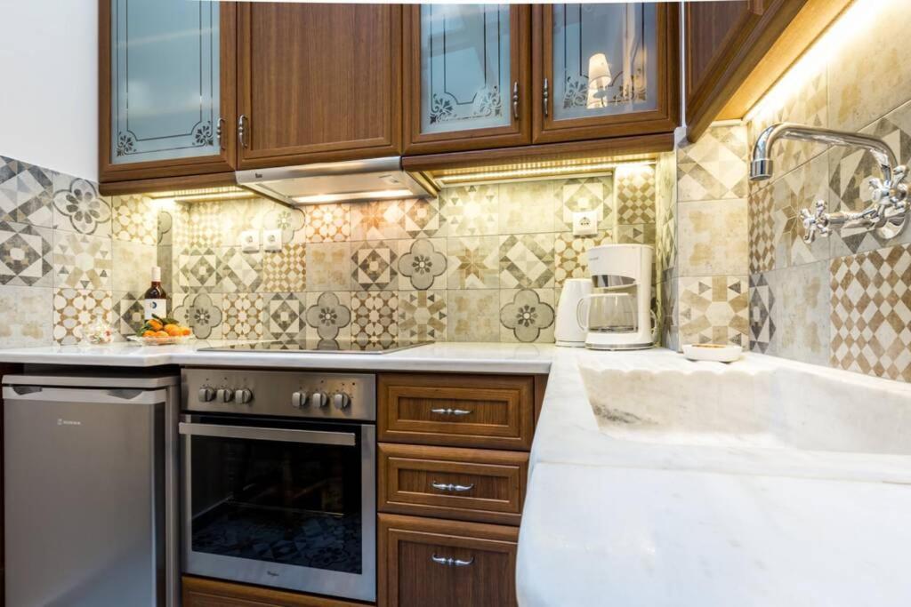 Neoclassical Apartment With 2 Bedrooms In 피레아스 외부 사진