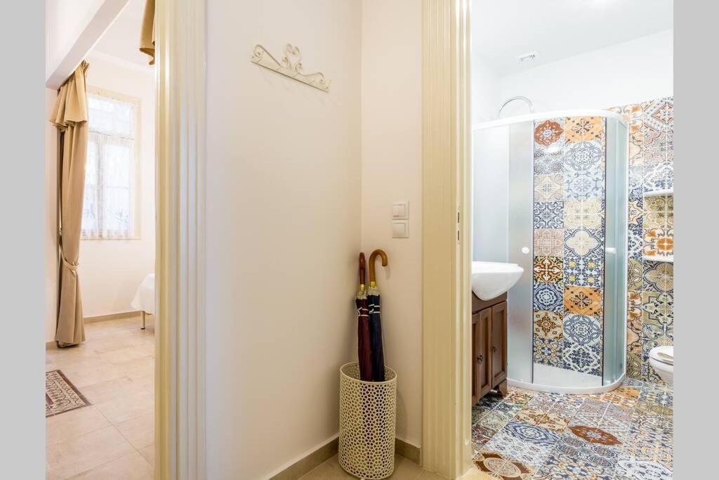 Neoclassical Apartment With 2 Bedrooms In 피레아스 외부 사진