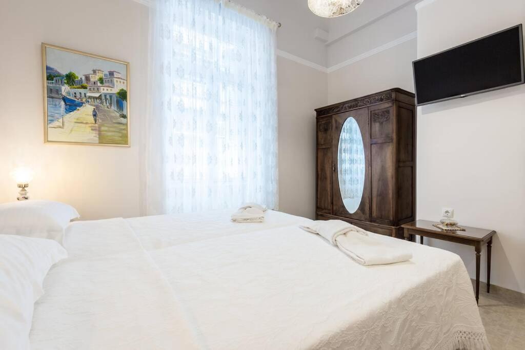 Neoclassical Apartment With 2 Bedrooms In 피레아스 외부 사진
