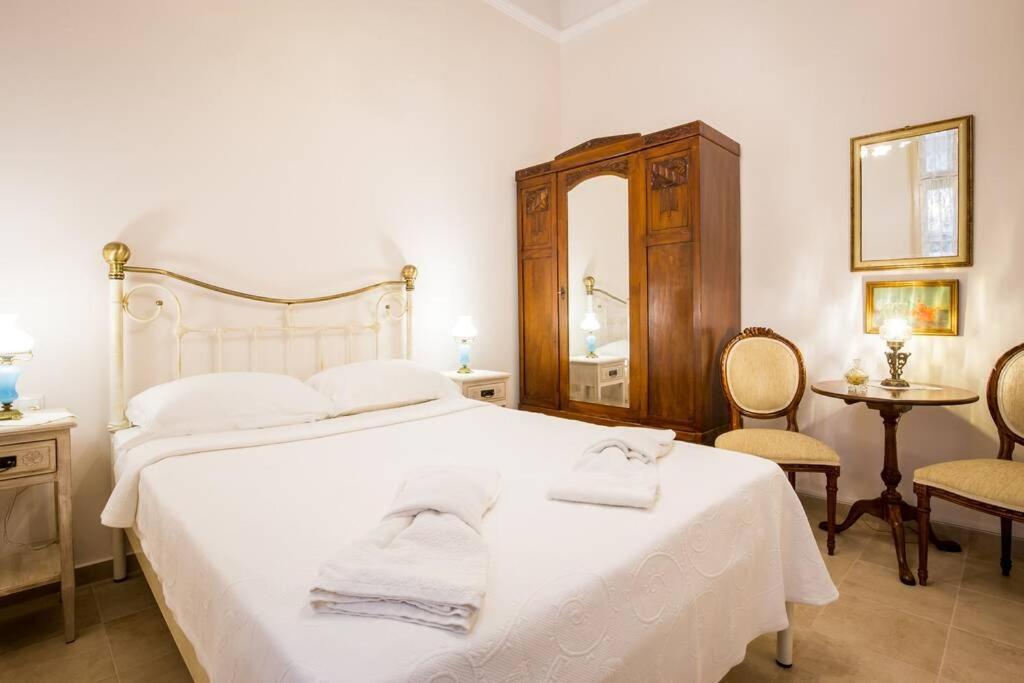 Neoclassical Apartment With 2 Bedrooms In 피레아스 외부 사진