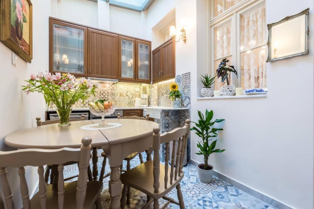 Neoclassical Apartment With 2 Bedrooms In 피레아스 외부 사진