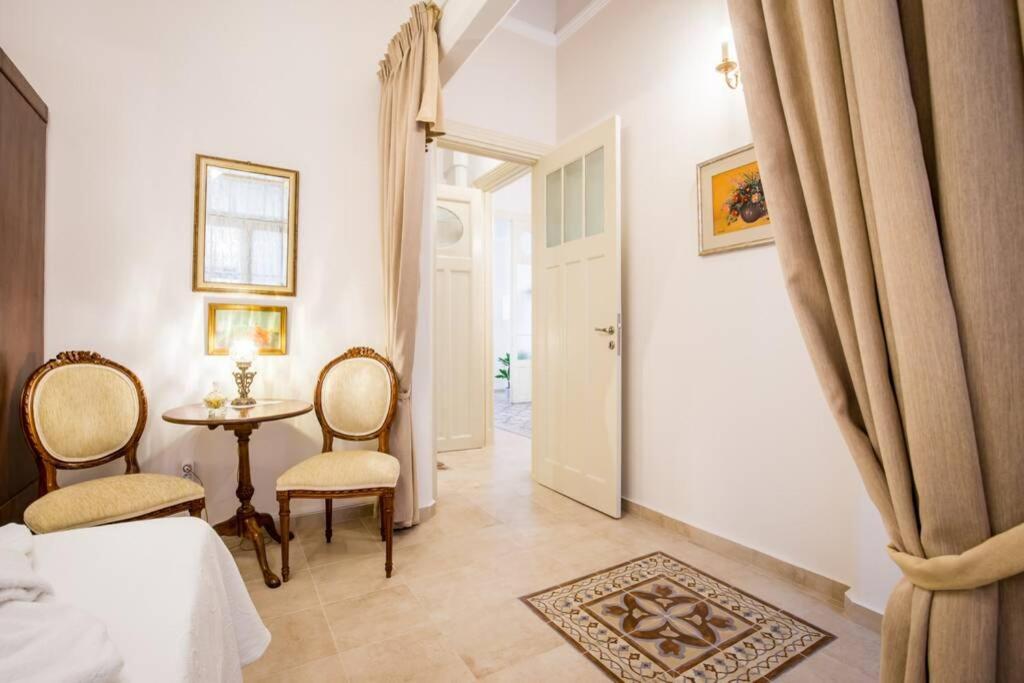 Neoclassical Apartment With 2 Bedrooms In 피레아스 외부 사진