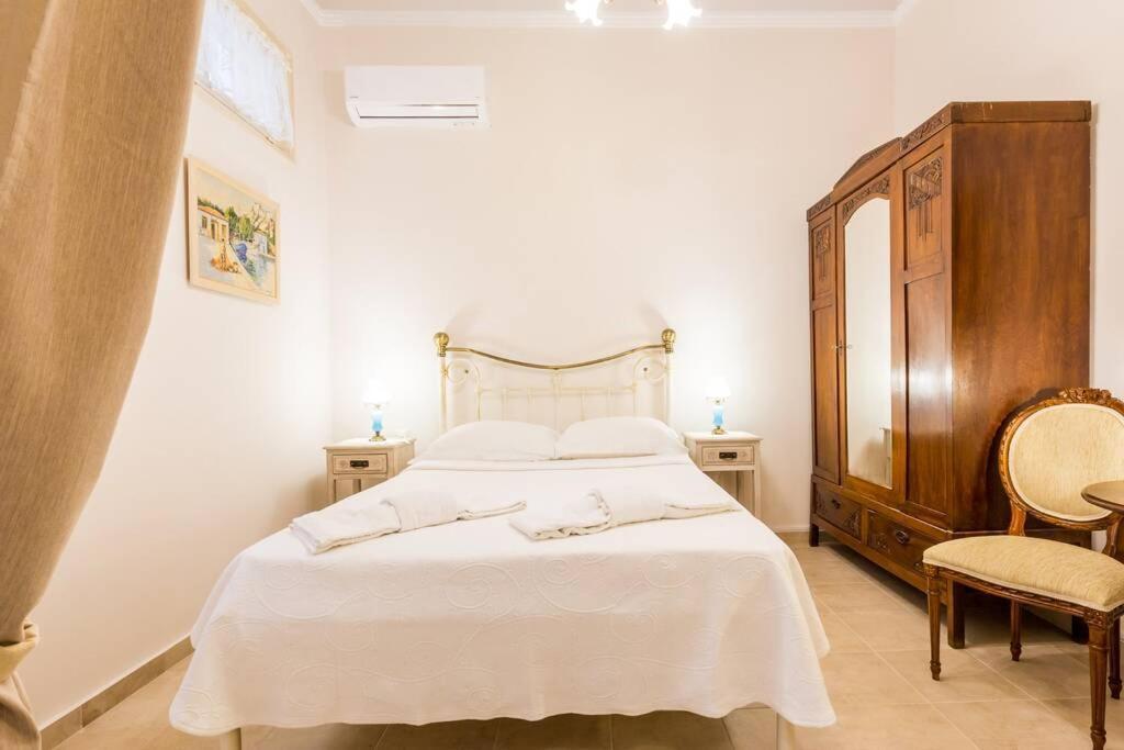 Neoclassical Apartment With 2 Bedrooms In 피레아스 외부 사진