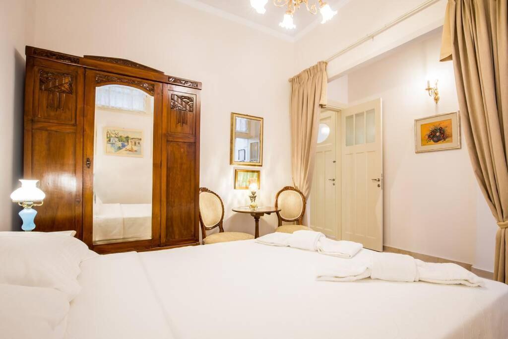 Neoclassical Apartment With 2 Bedrooms In 피레아스 외부 사진